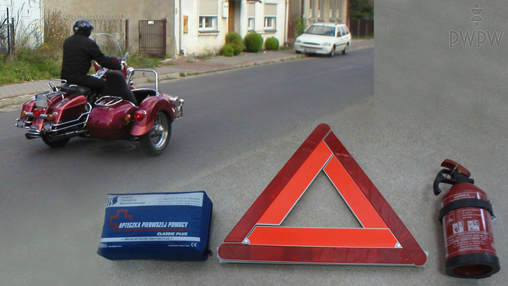 Sytuacja drogowa — pytanie 6504: Który z wymienionych elementów jest obowiązkowym wyposażeniem motocykla z bocznym wózkiem?