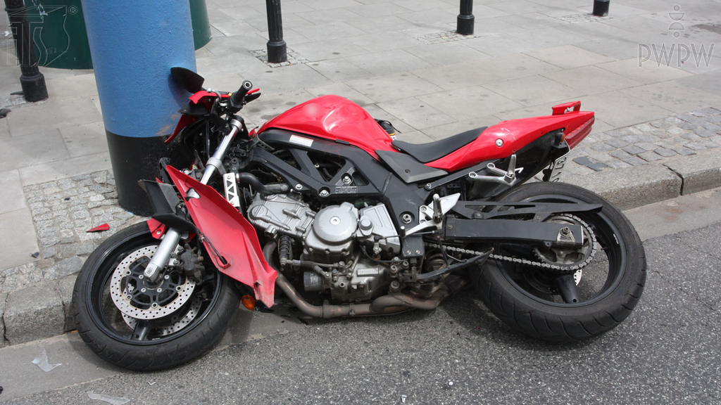 Sytuacja drogowa — pytanie 6506: Który z wymienionych strojów zapewnia najskuteczniejszą ochronę kierującego w przypadku przewrócenia się motocykla?