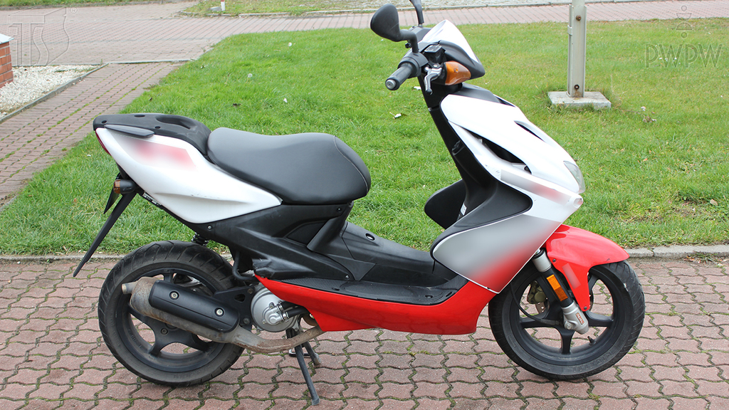 Sytuacja drogowa — pytanie 6512: Które z wymienionych świateł odblaskowych stanowi obowiązkowe wyposażenie motoroweru?