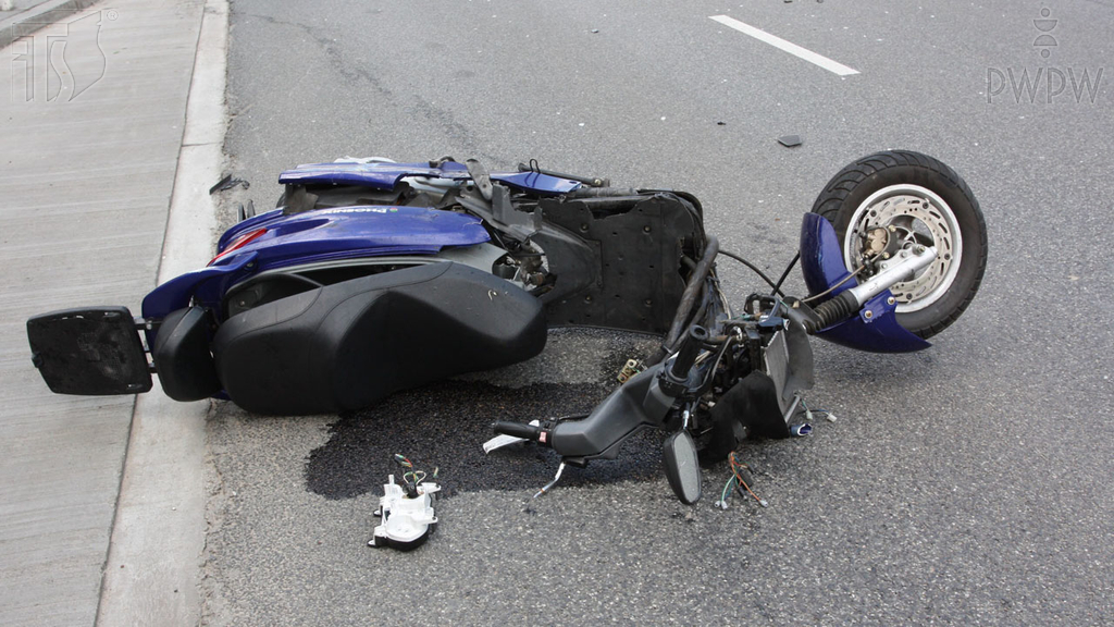 Sytuacja drogowa — pytanie 6514: Który z wymienionych strojów zapewnia najskuteczniejszą ochronę kierującego w przypadku upadku z motoroweru?