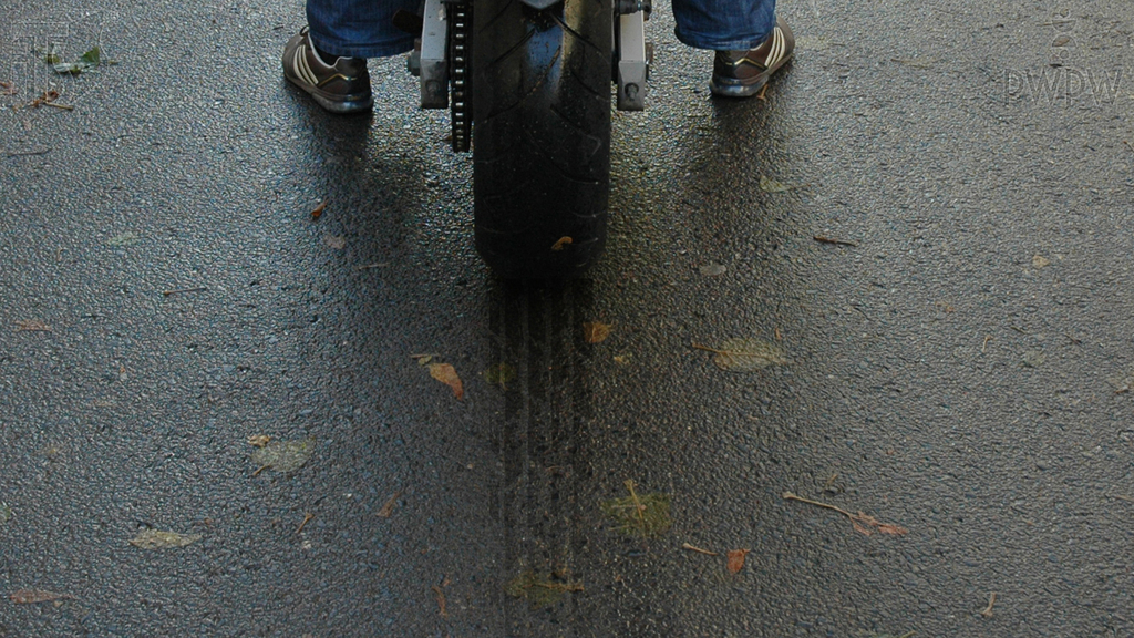 Sytuacja drogowa — pytanie 6515: Co w zasadniczy sposób decyduje o długości drogi hamowania motocykla?