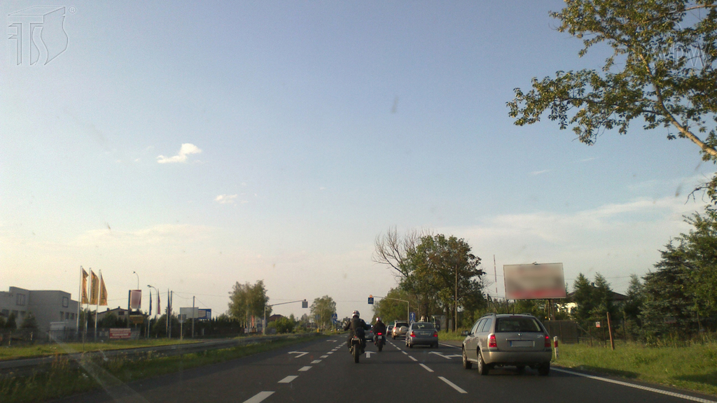Sytuacja drogowa — pytanie 6518: Jaki odstęp, kierując motocyklem, powinieneś zachować od jadącego przed tobą pojazdu w obszarze zabudowanym?