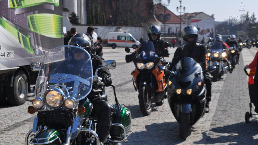 Sytuacja drogowa — pytanie 6520: Jaka jest minimalna odległość pomiędzy jadącymi kolumnami motocykli?