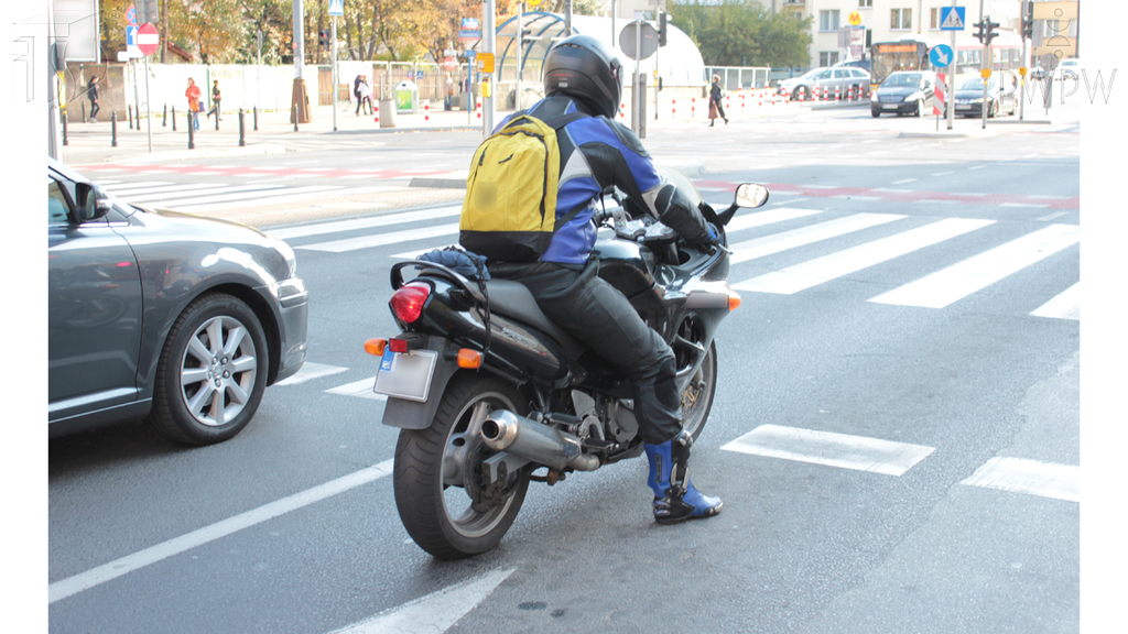 Sytuacja drogowa — pytanie 6523: W jakiej pozycji motocykla uzyskasz optymalną skuteczność hamowania?