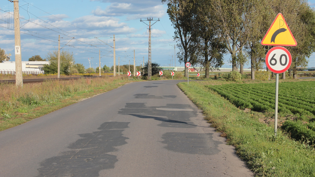 Sytuacja drogowa — pytanie 6524: Co powinieneś zrobić kierując motocyklem bezpośrednio przed wjazdem na ostry zakręt?