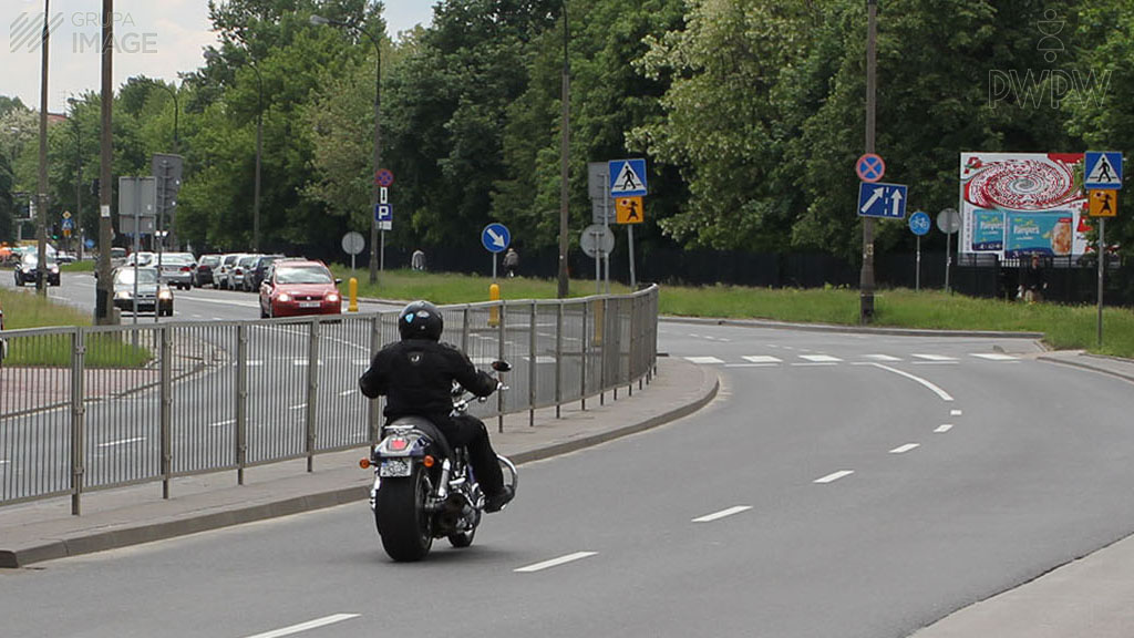 Sytuacja drogowa — pytanie 7585: Który z wymienionych czynników ma największy wpływ na długość drogi hamowania motocykla, gdy jedziesz w dobrych warunkach atmosferycznych?