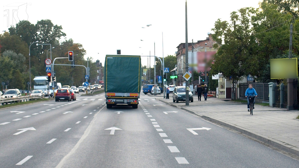 Sytuacja drogowa — pytanie 6525: Jaki odstęp, kierując motorowerem, masz obowiązek zachować od jadącego przed tobą pojazdu w obszarze zabudowanym?