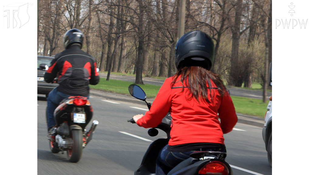 Sytuacja drogowa — pytanie 6531: Jaka jest minimalna, określona przepisami, odległość pomiędzy jadącymi kolumnami motorowerów?