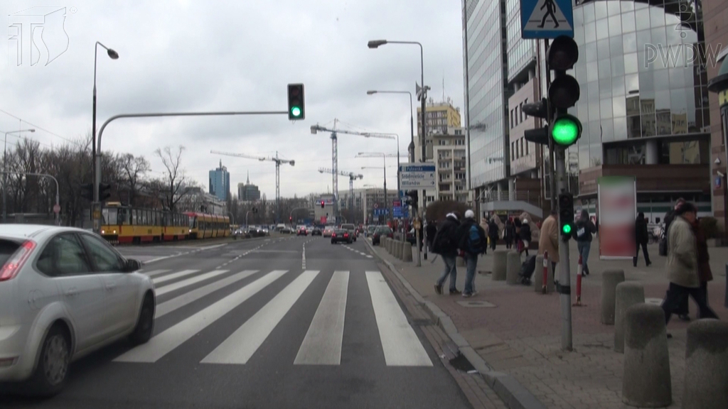 Sytuacja drogowa — pytanie 6536: Czy jazda motocyklem po znakach poziomych może być niebezpieczna?