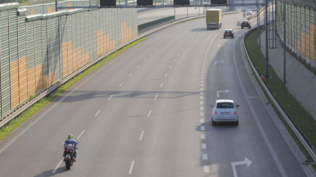 Sytuacja drogowa — pytanie 7579: Czego powinieneś się spodziewać wyjeżdżasz motocyklem zza ekranu akustycznego, który kończy się z lewej strony drogi?