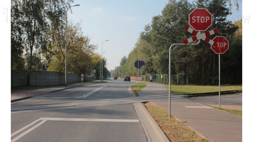 Sytuacja drogowa — pytanie 6541: W jaki sposób należy przejeżdżać motorowerem przez torowisko?