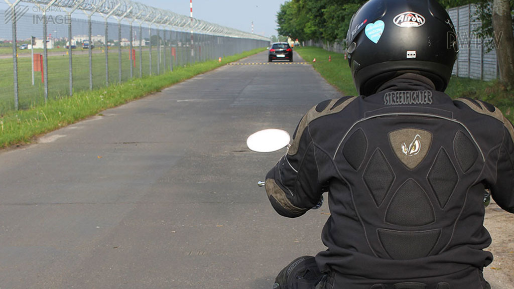 Sytuacja drogowa — pytanie 7574: Który z wymienionych czynników może ograniczać Twoje pole widzenia drogi, gdy kierujesz motocyklem w ciągu dnia?