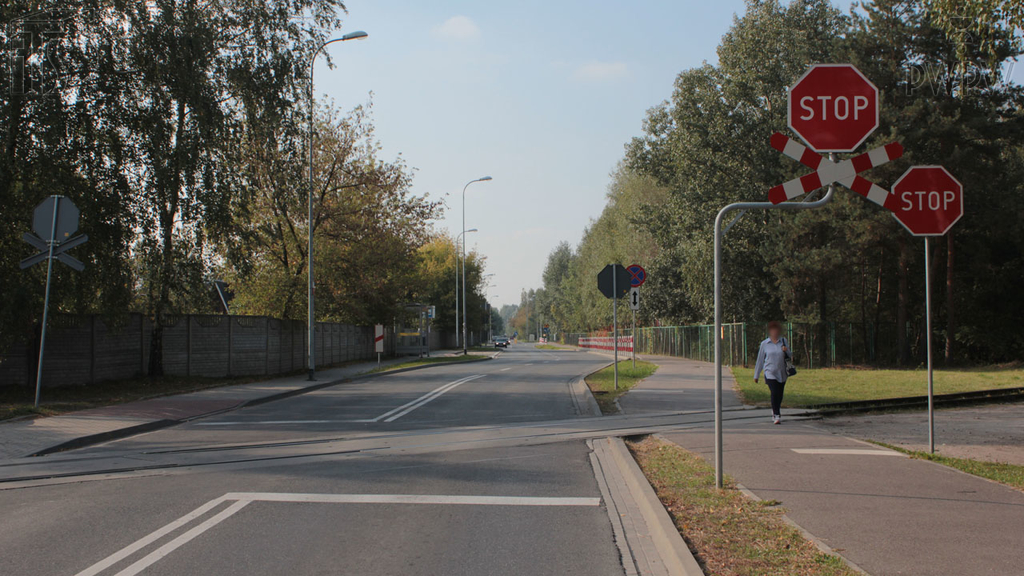 Sytuacja drogowa — pytanie 6549: W jaki sposób, dojeżdżając motocyklem do przejazdu kolejowego, upewniasz się, że nie nadjeżdża pociąg?