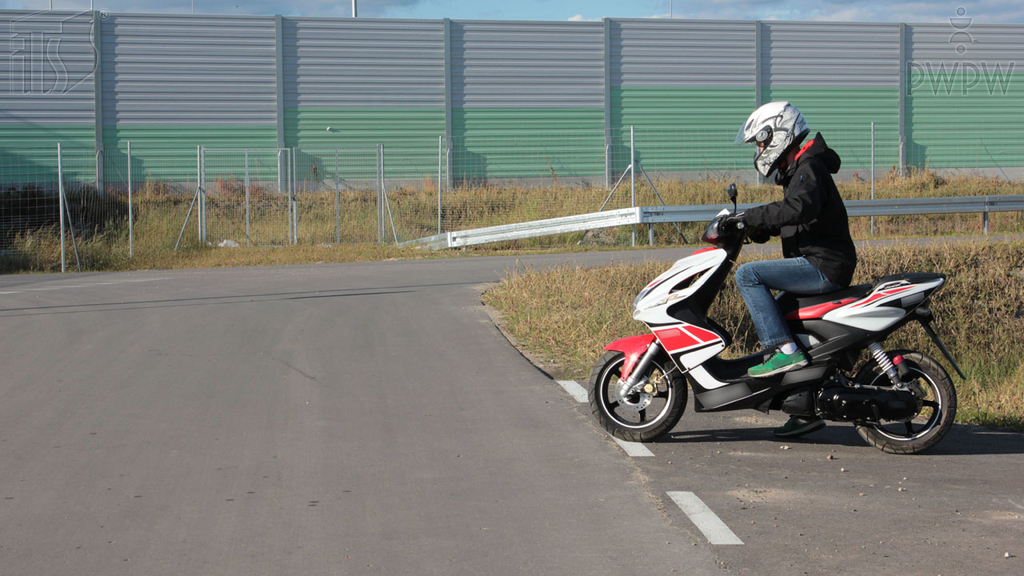 Sytuacja drogowa — pytanie 6552: Co może ograniczać pole widzenia, kiedy kierujesz motorowerem?