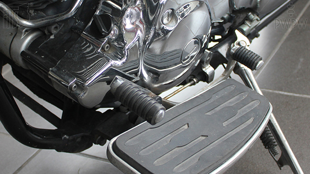 Sytuacja drogowa — pytanie 6556: Gdzie najczęściej występuje położenie neutralne (luz) w motocyklach wyposażonych w manualną skrzynię biegów?