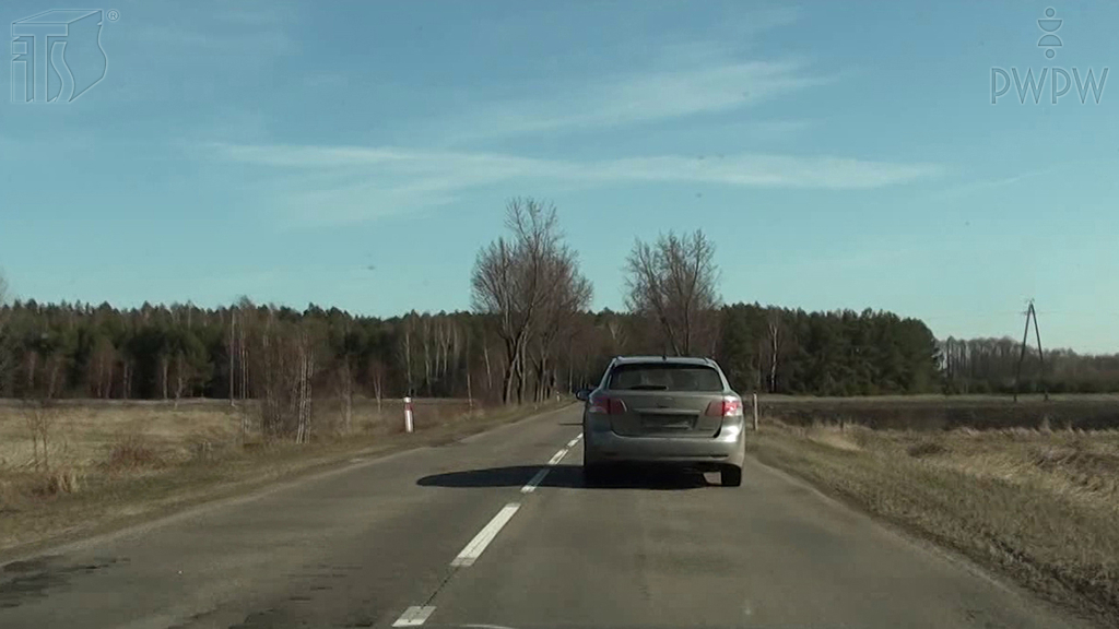 Sytuacja drogowa — pytanie 6561: Jak się zachowasz kierując motocyklem podczas manewru wyprzedzania?