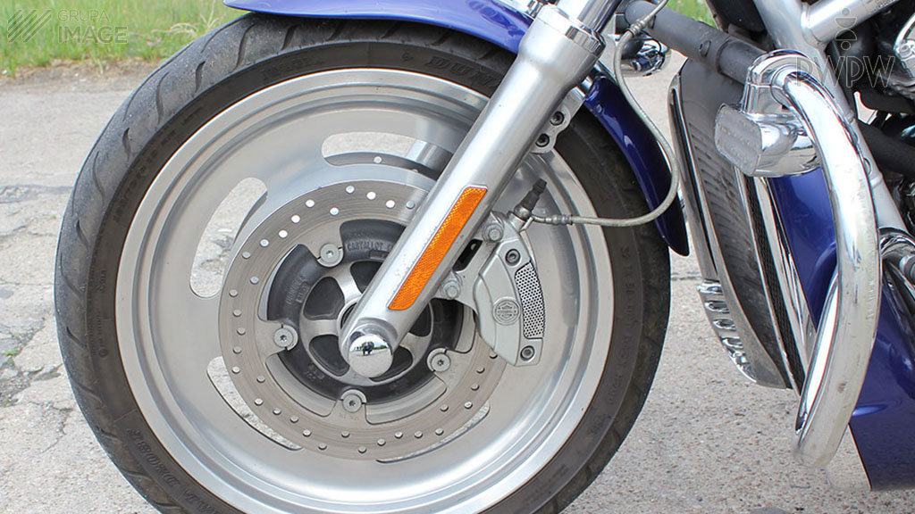 Sytuacja drogowa — pytanie 7569: Jak powinieneś zareagować na uślizgi boczne przedniego koła, gdy jedziesz motocyklem po nawierzchni gruntowej?