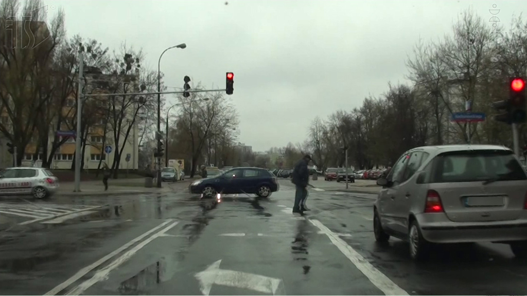 Sytuacja drogowa — pytanie 6563: W jaki sposób powinieneś hamować motorowerem na śliskiej nawierzchni?