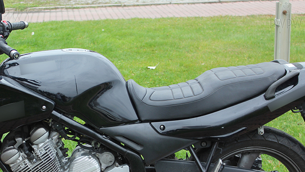 Sytuacja drogowa — pytanie 6569: W jaki sposób będziesz wiózł dziesięcioletnie dziecko dwumiejscowym motocyklem?