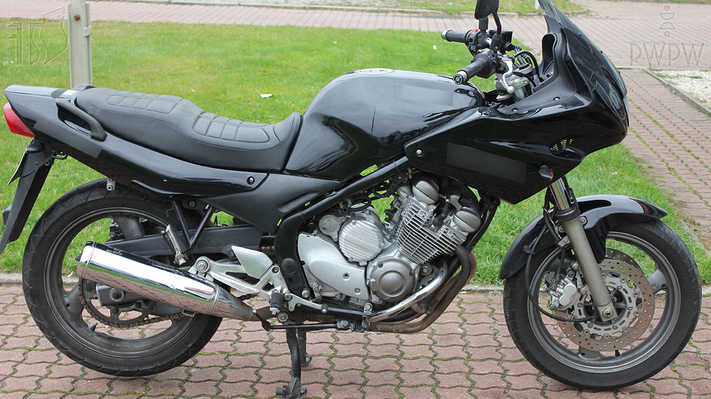 Sytuacja drogowa — pytanie 7253: Na co nie możesz pozwolić pasażerowi, którego przewozisz motocyklem?