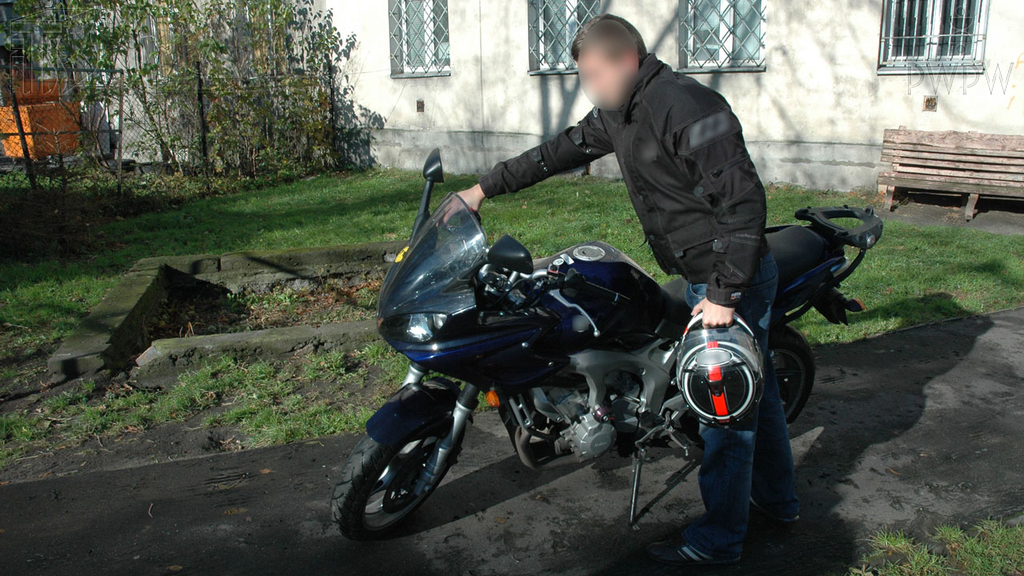 Sytuacja drogowa — pytanie 7170: Której z tych czynności nie masz prawa wykonywać, gdy kierujesz motocyklem?