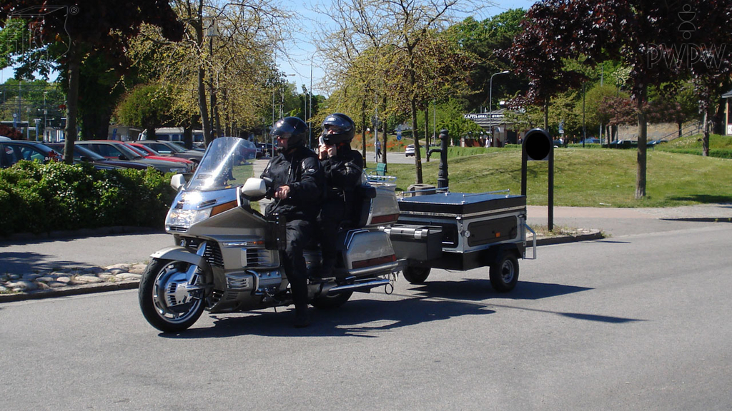 Sytuacja drogowa — pytanie 6573: Który z wymienionych warunków powinna spełniać przyczepa ciągnięta przez motocykl?