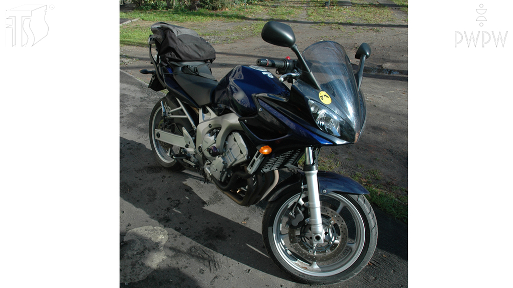 Sytuacja drogowa — pytanie 6579: W jaki sposób należy umieścić ładunek, który przewozisz motocyklem?