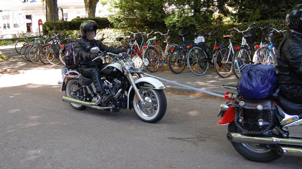 Sytuacja drogowa — pytanie 7171: Czy masz prawo kierować holowanym motocyklem, jeśli nie posiadasz prawa jazdy uprawniającego do kierowania nim?