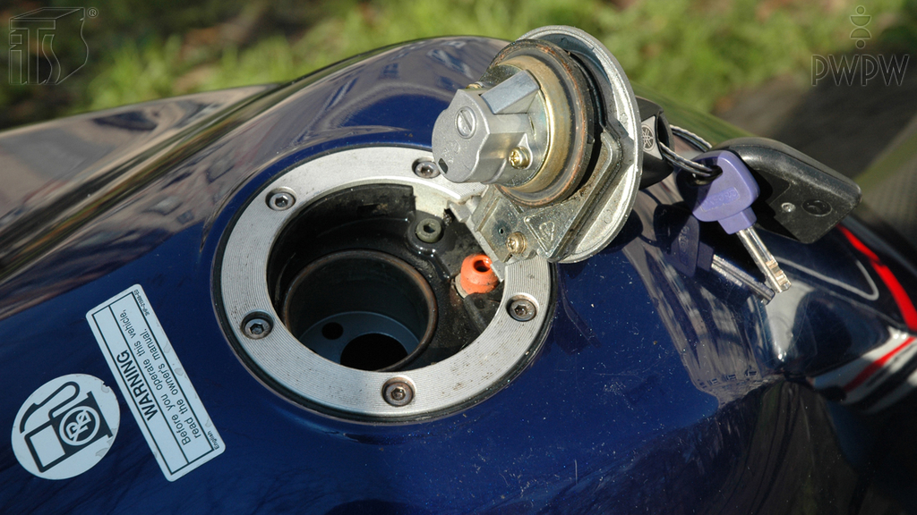 Sytuacja drogowa — pytanie 6583: Na co, przede wszystkim, zwrócisz uwagę podczas tankowania motocykla?