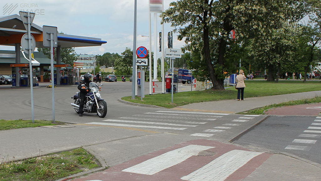 Sytuacja drogowa — pytanie 7566: Którą z wymienionych zasad powinieneś stosować podczas tankowania motocykla?
