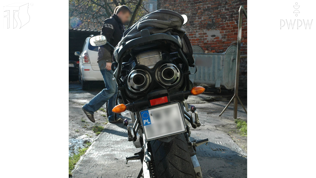 Sytuacja drogowa — pytanie 6585: Czy masz prawo przewozić motocyklem jednośladowym pasażera, który jest w stanie nietrzeźwości?