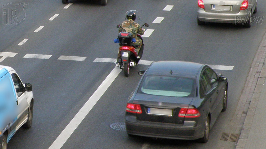 Sytuacja drogowa — pytanie 6587: Której z tych czynności nie masz prawa wykonywać, gdy kierujesz motorowerem?