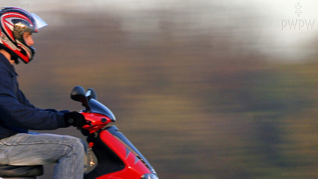 Sytuacja drogowa — pytanie 6578: Której z tych czynności nie ma prawa wykonywać pasażer, którego przewozisz motorowerem?