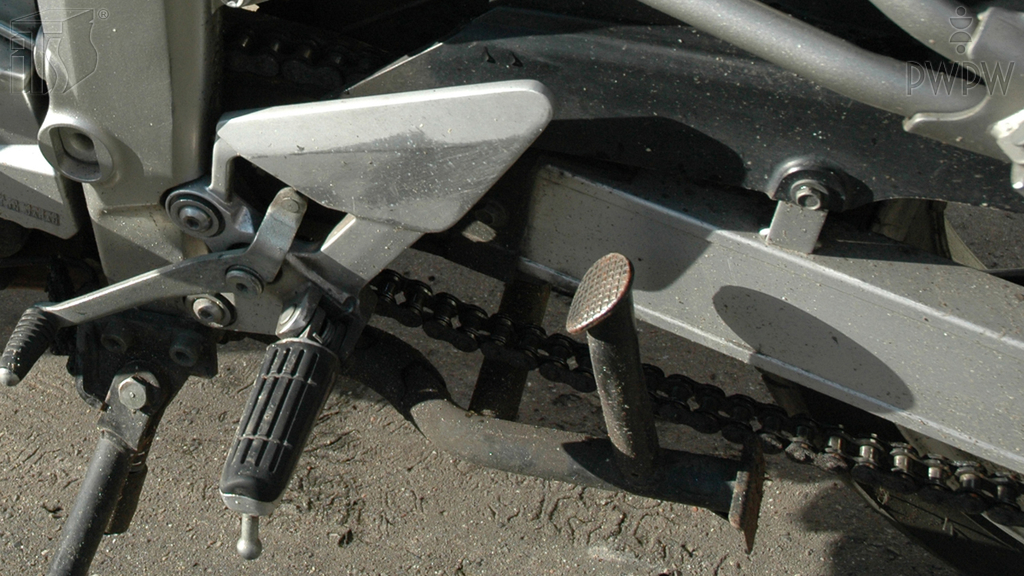 Sytuacja drogowa — pytanie 6621: Kiedy należy regulować naciąg łańcucha napędowego motocykla?