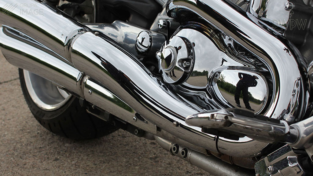 Sytuacja drogowa — pytanie 7552: Jak powinieneś postąpić jeśli w trakcie jazdy motocyklem zachodzi potrzeba sprawdzenia poziomu oleju?
