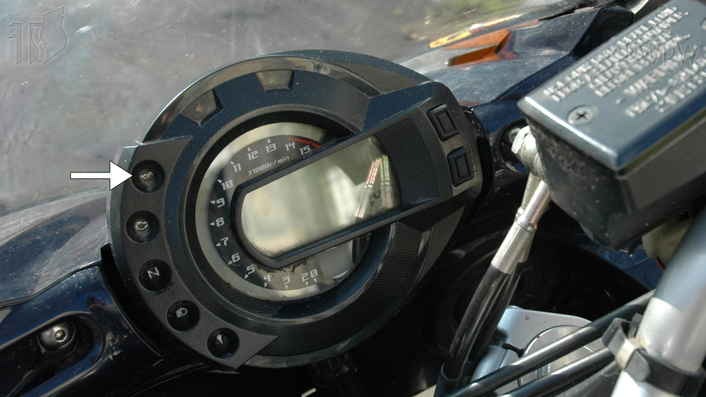Sytuacja drogowa — pytanie 6624: Jak postąpisz, jeżeli podczas jazdy motocyklem zaświeci się lampka kontrolna ciśnienia oleju?