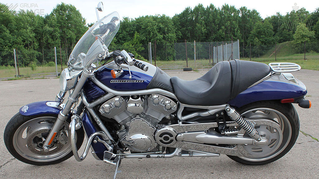 Sytuacja drogowa — pytanie 7556: Którą z wymienionych czynności powinieneś przede wszystkim wykonać przed dłuższą jazdą motocyklem?