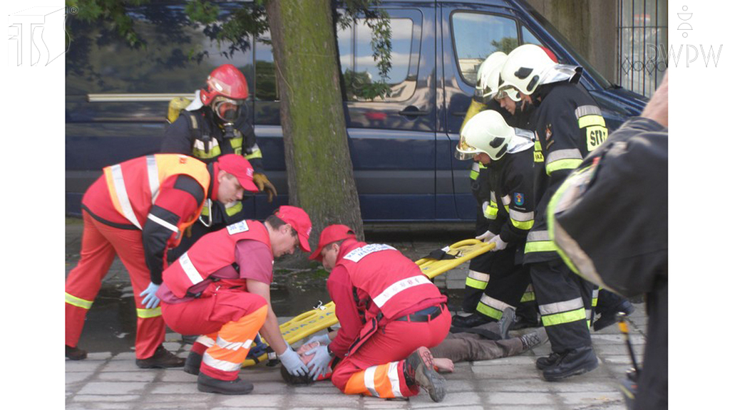 Sytuacja drogowa — pytanie 9489: Jak należy zabezpieczyć poszkodowanego w wypadku drogowym, który jest przytomny, ale ma uraz głowy, który krwawi?