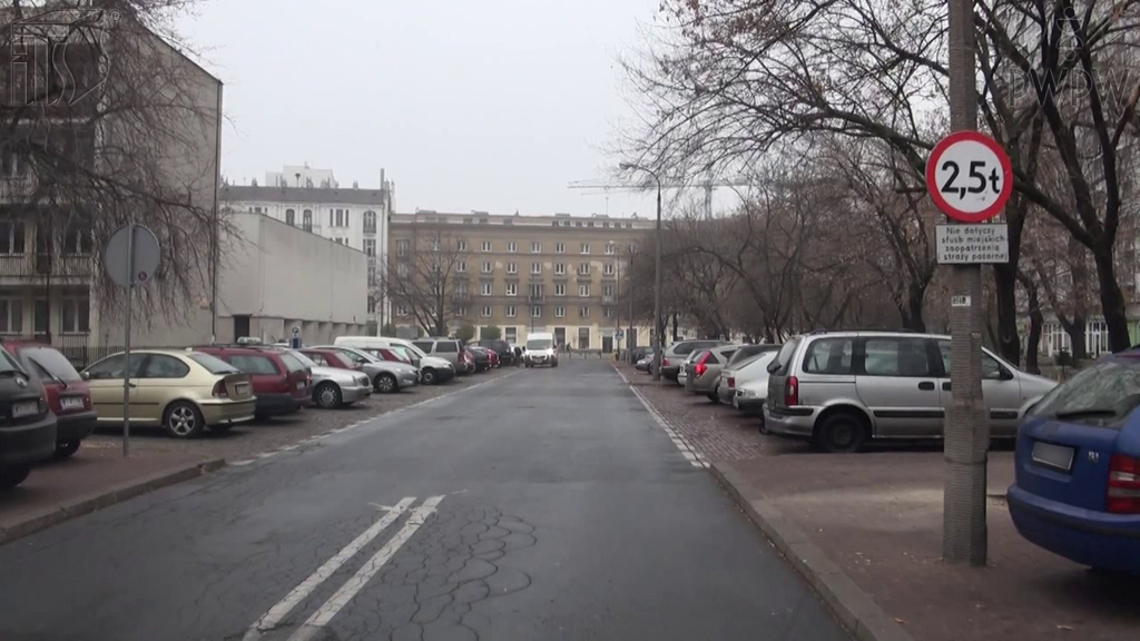 Sytuacja drogowa — pytanie 6654: Czy kierując ciągnikiem rolniczym z przyczepą masz prawo wjechać na drogę oznaczoną tym znakiem?