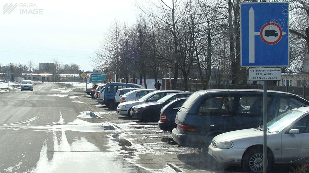 Sytuacja drogowa — pytanie 7632: Jaki wpływ na długość drogi hamowania, ma zawilgocenie jezdni spowodowane deszczem?