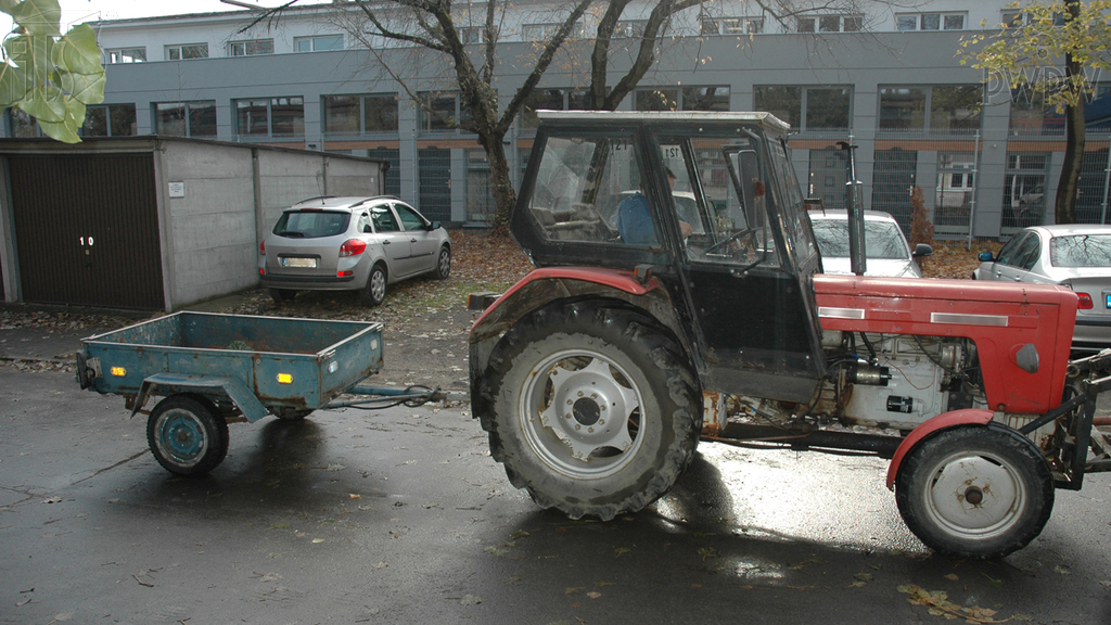 Sytuacja drogowa — pytanie 6683: Jak uzyskasz największą skuteczność hamowania silnikiem, kierując zespołem pojazdów, składającym się z ciągnika i przyczepy?