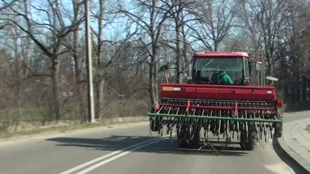 Sytuacja drogowa — pytanie 6693: Jak należy postąpić w przypadku podnoszenia się przedniej części ciągnika rolniczego po przyłączeniu do niego ciężkiego narzędzia?