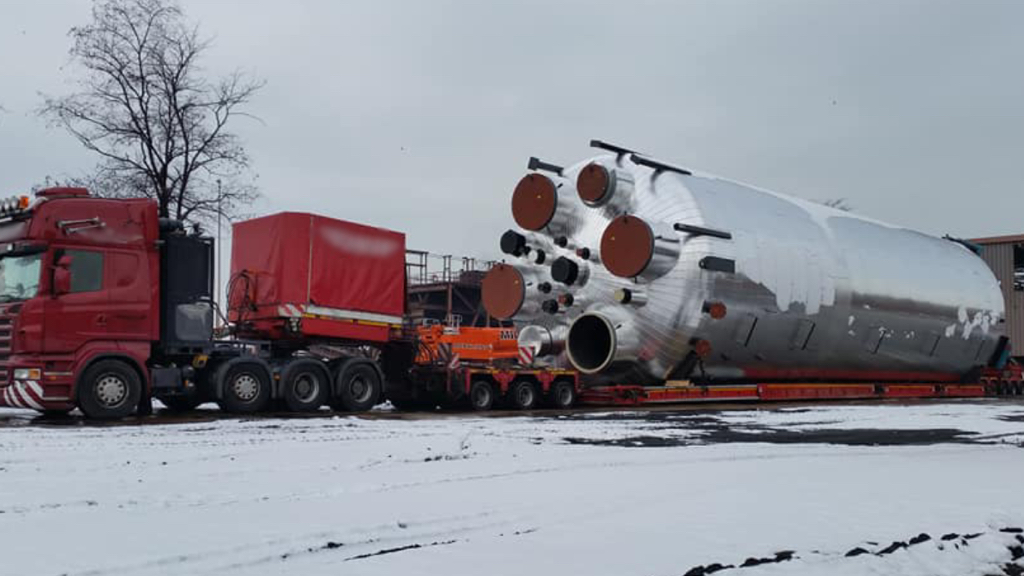 Sytuacja drogowa — pytanie 10804: Czy poruszając się pojazdem o rzeczywistej macie całkowitej 50 ton lub więcej wymagane jest zezwolenie odpowiedniej kategorii na przejazd pojazdu nienormatywnego?