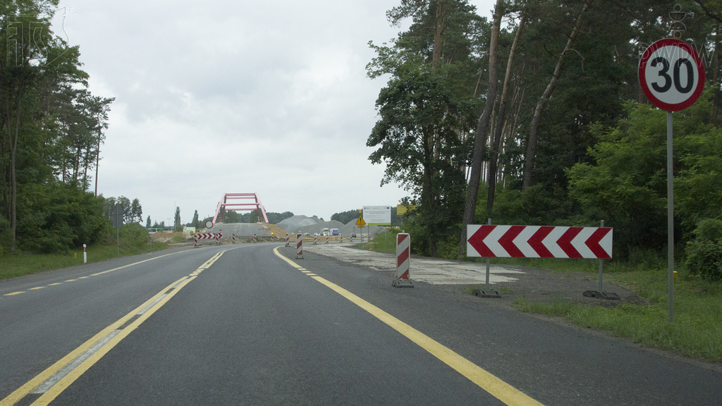 Sytuacja drogowa — pytanie 1091: Czy w przedstawionej sytuacji zakaz wyrażony znakiem obowiązuje od miejsca jego ustawienia?