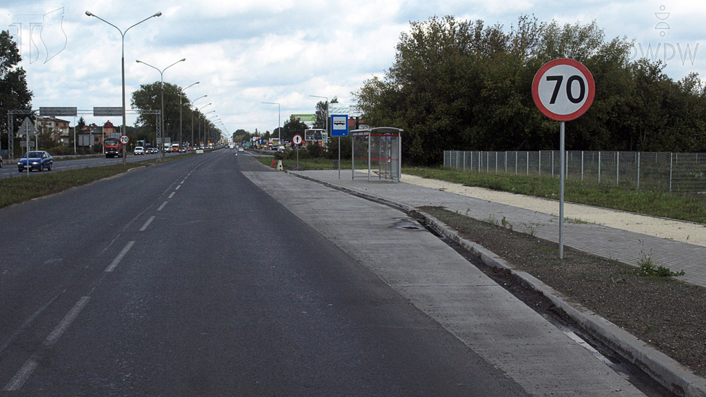 Sytuacja drogowa — pytanie 7248: Czy kierując pojazdem samochodowym o dopuszczalnej masie całkowitej 2,5 t, na obszarze zabudowanym, na tak oznakowanej drodze, możesz jechać z prędkością 70 km/h?