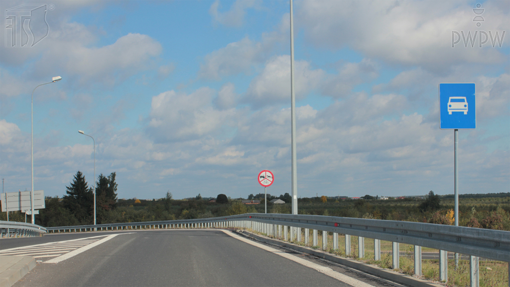 Sytuacja drogowa — pytanie 7249: Z jaką maksymalną dopuszczalną prędkością możesz jechać, kierując samochodem osobowym o dopuszczalnej masie całkowitej 3 t, na drodze ekspresowej jednojezdniowej?