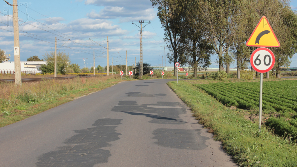Sytuacja drogowa — pytanie 11464: Jak powinieneś pokonywać zakręty samochodem ciężarowym?