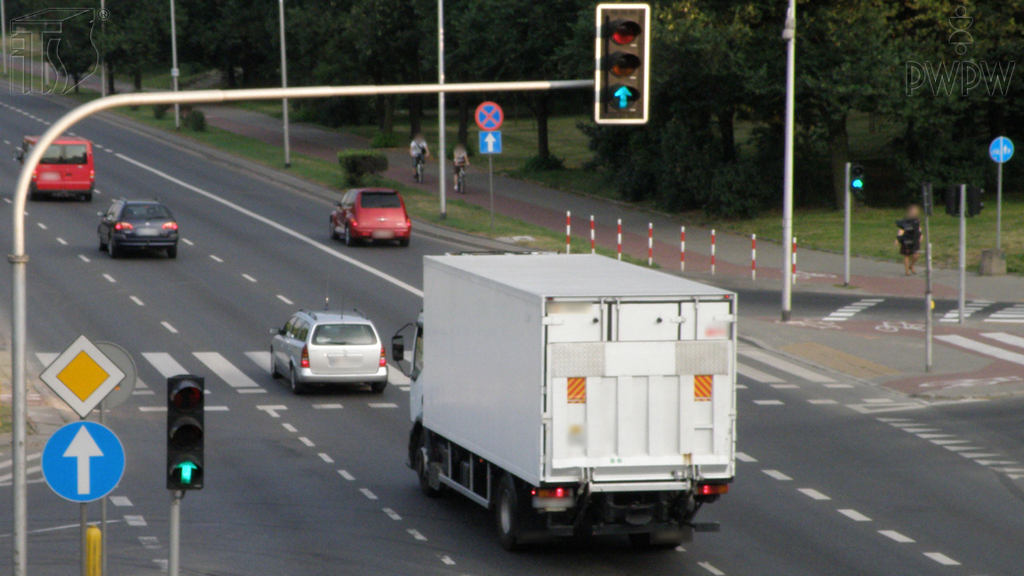 Sytuacja drogowa — pytanie 11486: Czy masz prawo kierować samochodem ciężarowym, którego masa wraz z ładunkiem jest większa od dopuszczalnej na danym odcinku drogi?