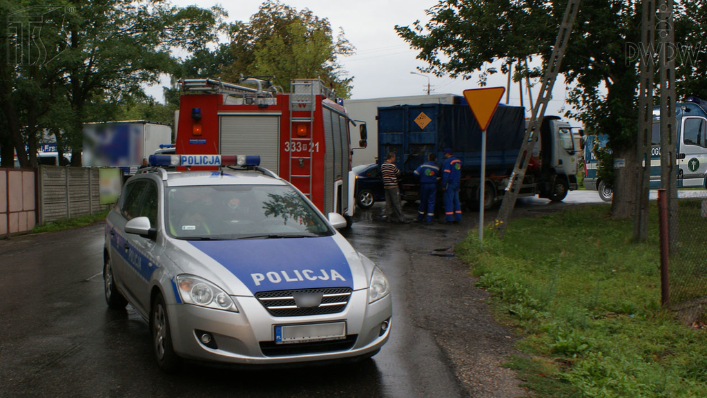 Sytuacja drogowa — pytanie 11426: Którą z wymienionych służb powiadomisz, aby podjęła akcję ratowniczą, polegającą na neutralizacji substancji niebezpiecznej na drodze?