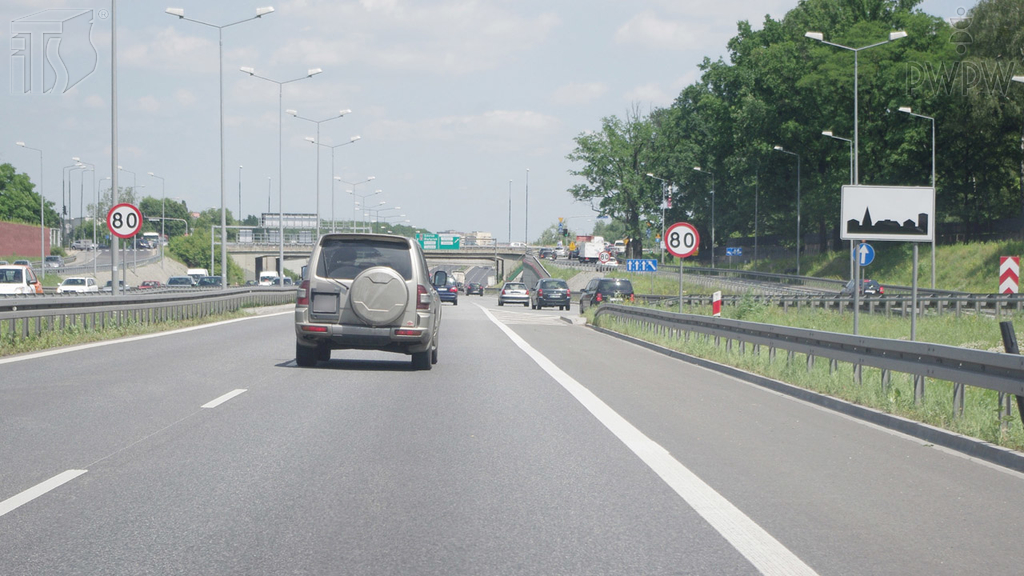 Sytuacja drogowa — pytanie 6844: Czy kierując autobusem na obszarze zabudowanym, masz prawo jechać z prędkością 80 km/h na tak oznakowanej drodze?